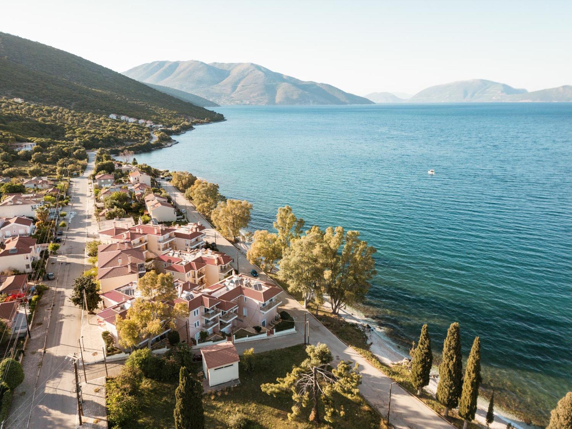 Meliti Waterfront Suites Karavomylos Eksteriør bilde